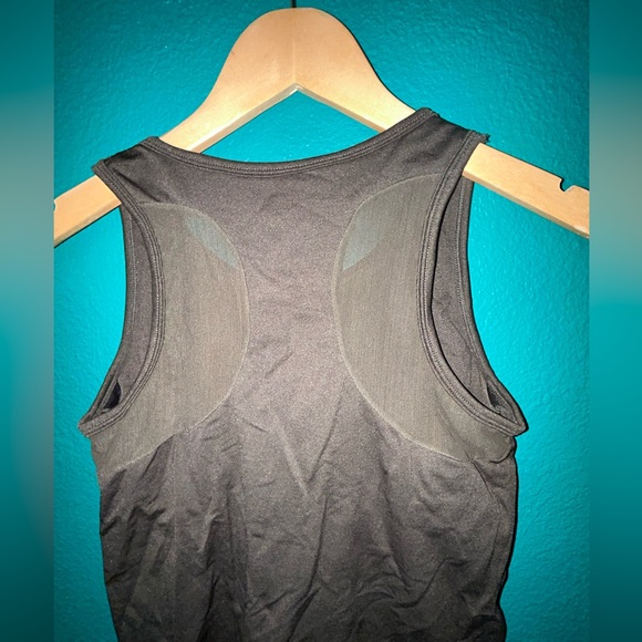 Disbest yoga tank with build in bra. Size medium - Picture 4 of 5